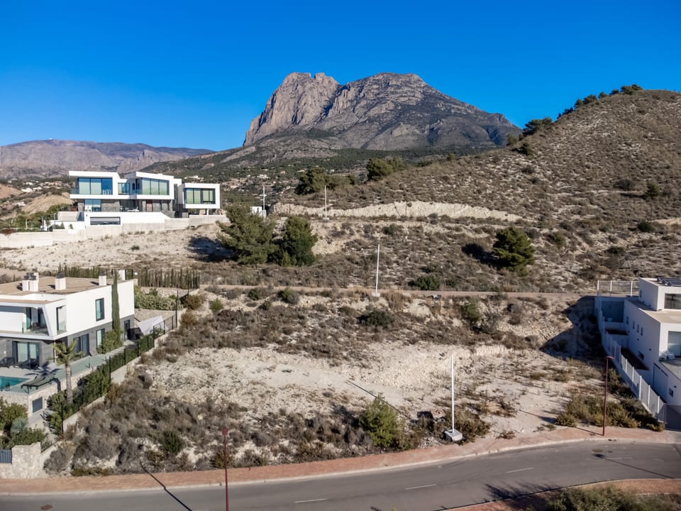Contemporary Luxury and sea views (5/15)