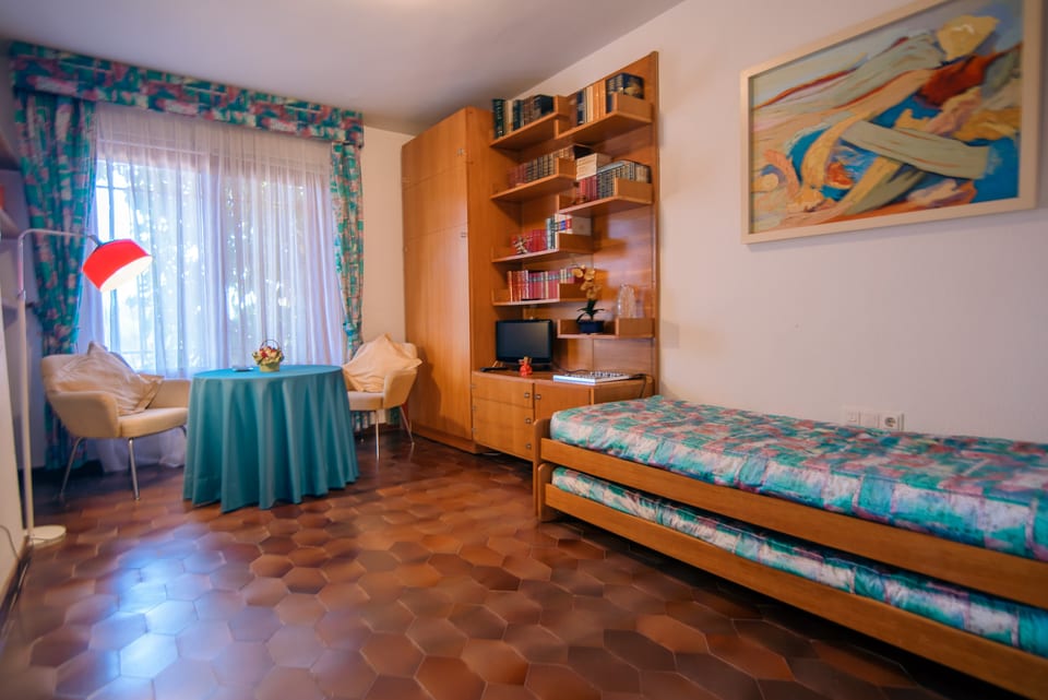 Villa for sale withing walking distance to the British school (12/15)