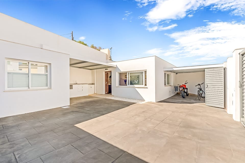 Semi-detached renovated villa within walking distance to the Norwegian School (8/15)