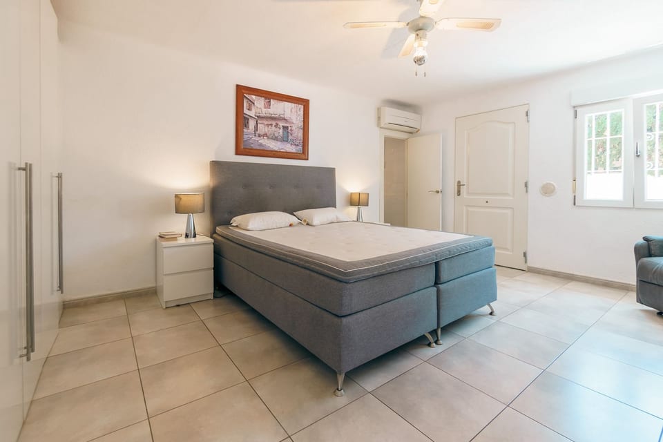 Prime-location detached villa (13/15)