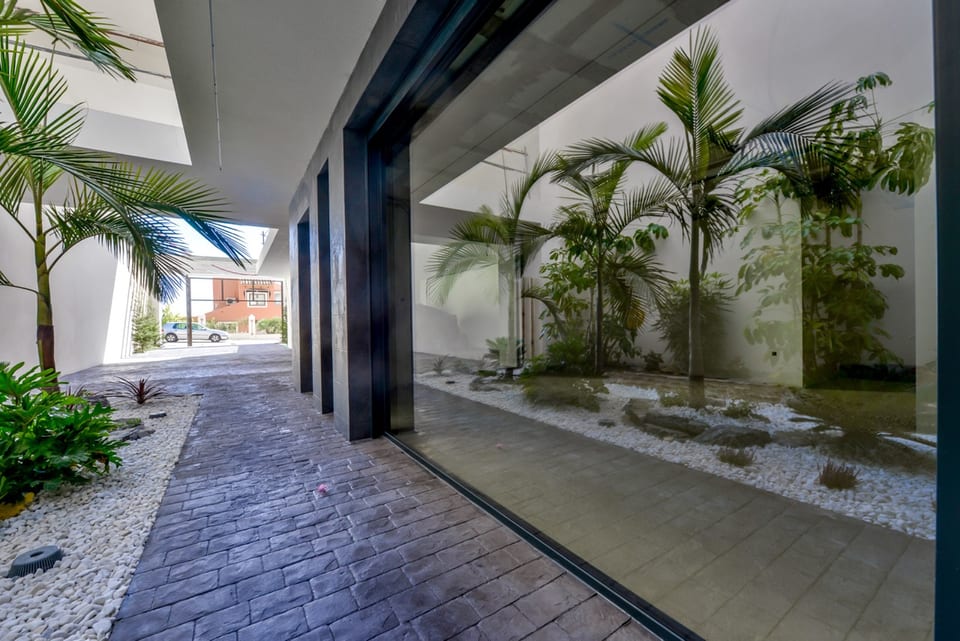 Luxurious large villa with seaviews (10/15)
