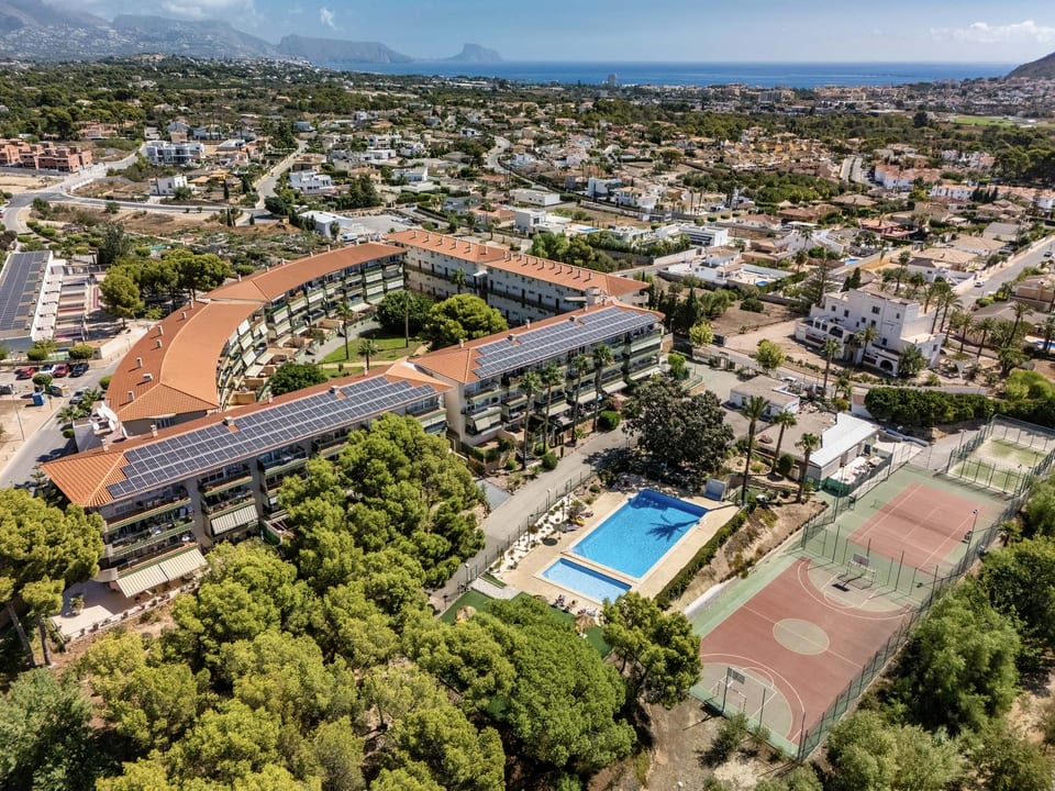 TopFloor Apartment with Communal Pool (8/15)