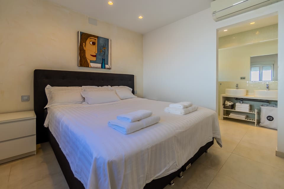 Villa with Guest House and Tropical Garden (9/15)
