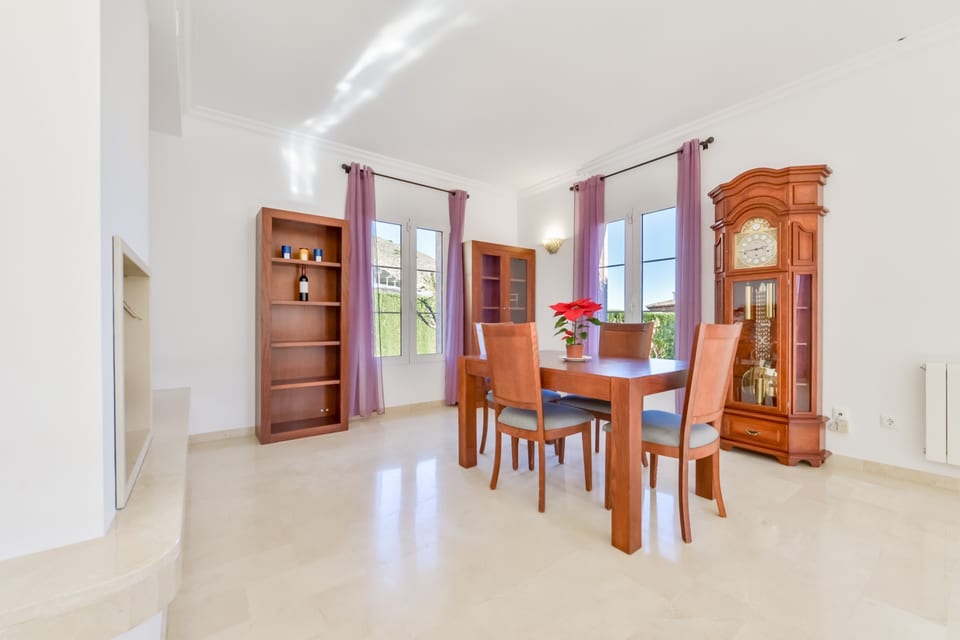 Dream Home in Sierra Cortina – Sea Views, Pool & Prime Location (9/15)