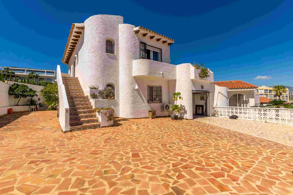 Perfect Home for Two Families – Privacy, Comfort & Prime Location (14/15)
