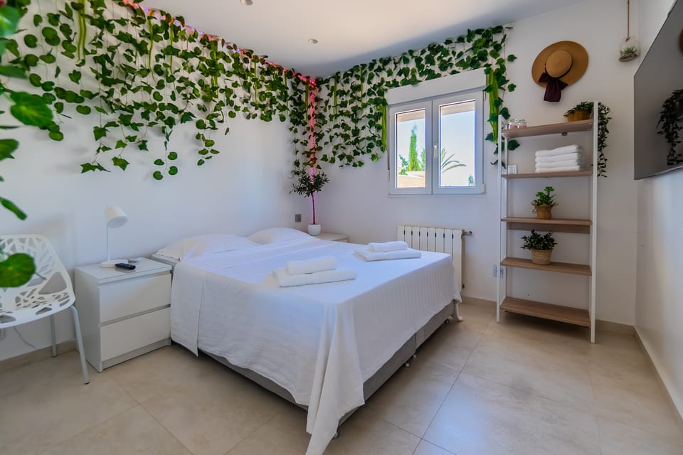 Villa with Guest House and Tropical Garden (13/15)