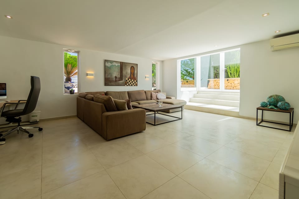Villa with Guest House and Tropical Garden (14/15)