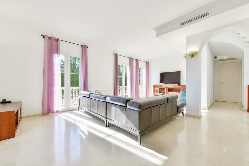 Dream Home in Sierra Cortina – Sea Views, Pool & Prime Location (10/15)