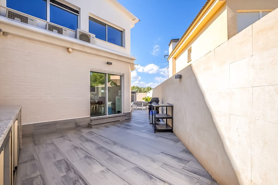 Semi-detached renovated villa within walking distance to the Norwegian School (6/15)
