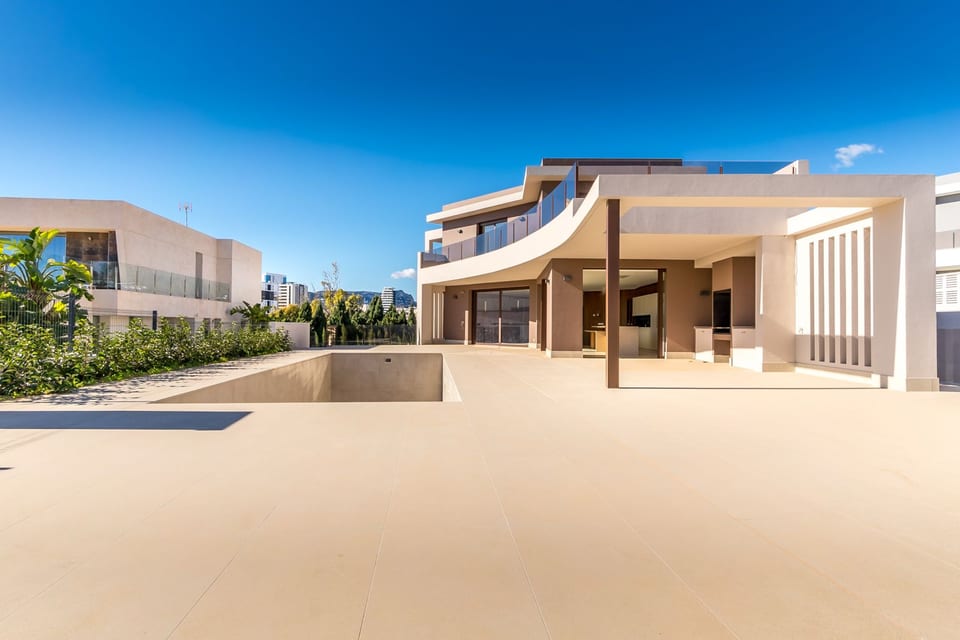 A luxury, high-end villa in a prestigious location (5/15)
