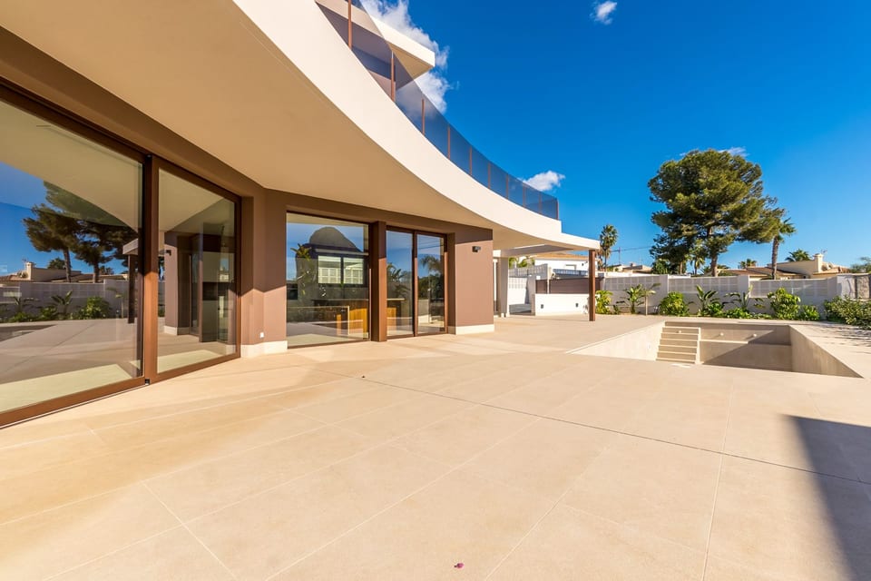 A luxury, high-end villa in a prestigious location (9/15)