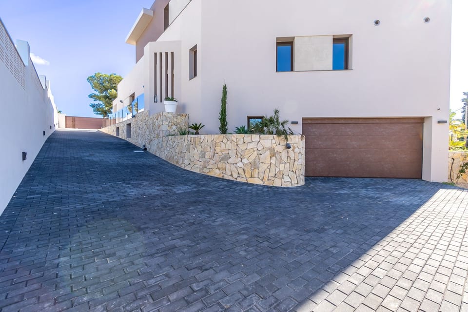 A luxury, high-end villa in a prestigious location (13/15)