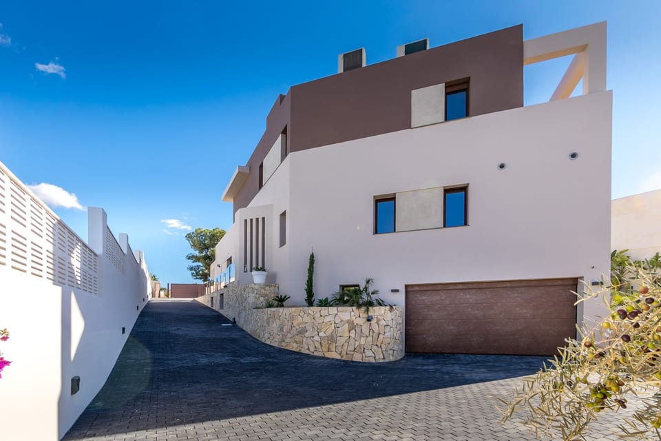 A luxury, high-end villa in a prestigious location (7/15)