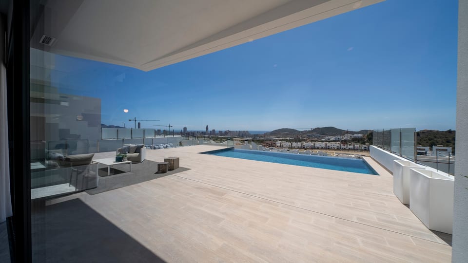 Uninterrupted views to the sea and the Skyline (5/15)