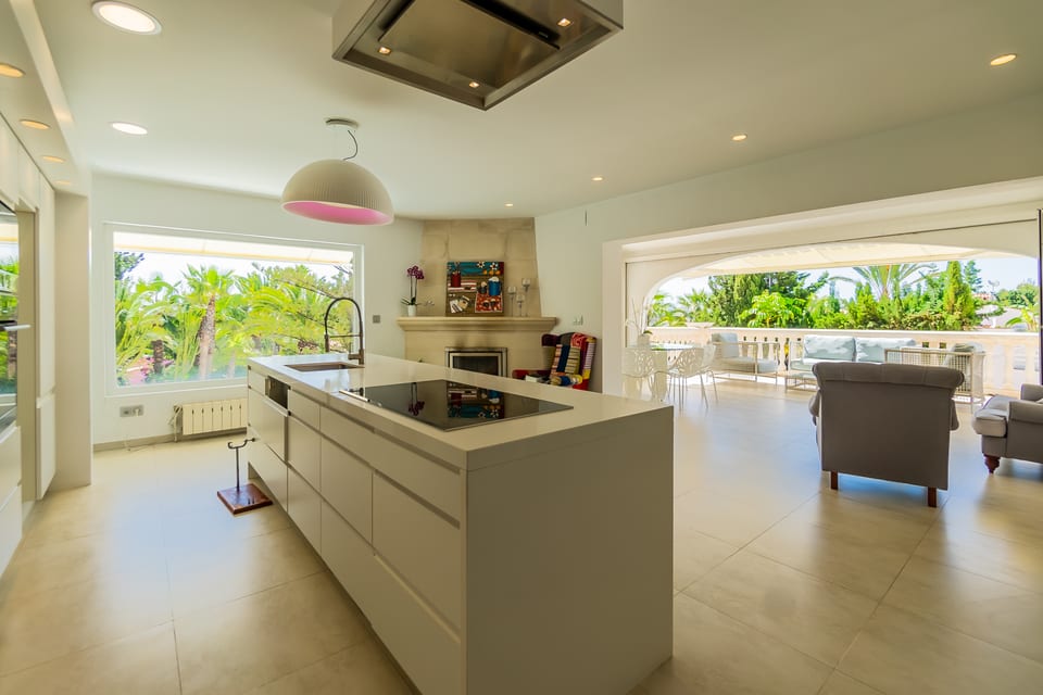 Villa with Guest House and Tropical Garden (6/15)