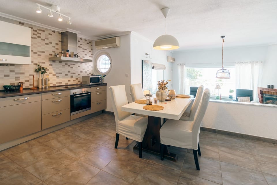 Prime-location detached villa (6/15)