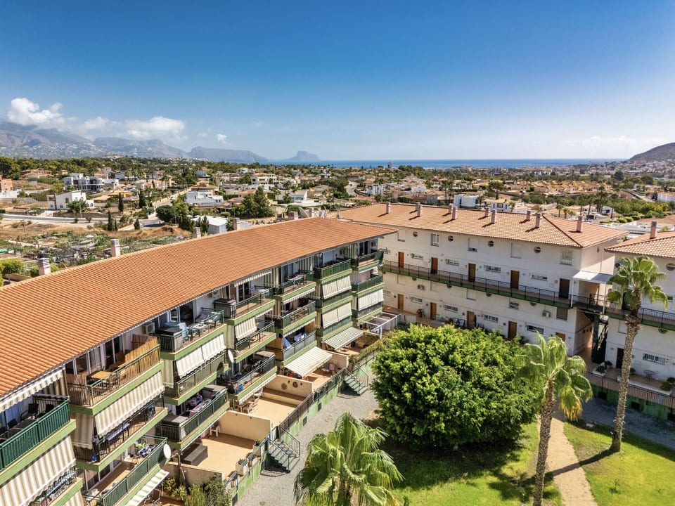 TopFloor Apartment with Communal Pool (9/15)
