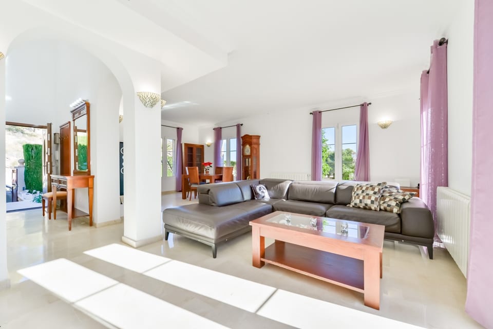 Dream Home in Sierra Cortina – Sea Views, Pool & Prime Location (5/15)
