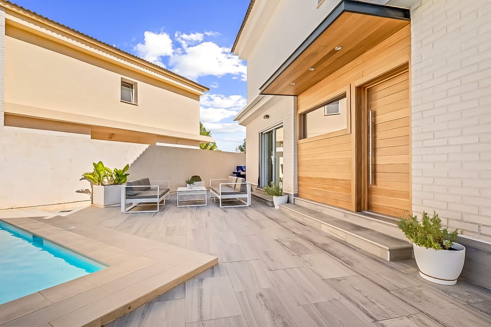 Semi-detached renovated villa within walking distance to the Norwegian School (10/15)