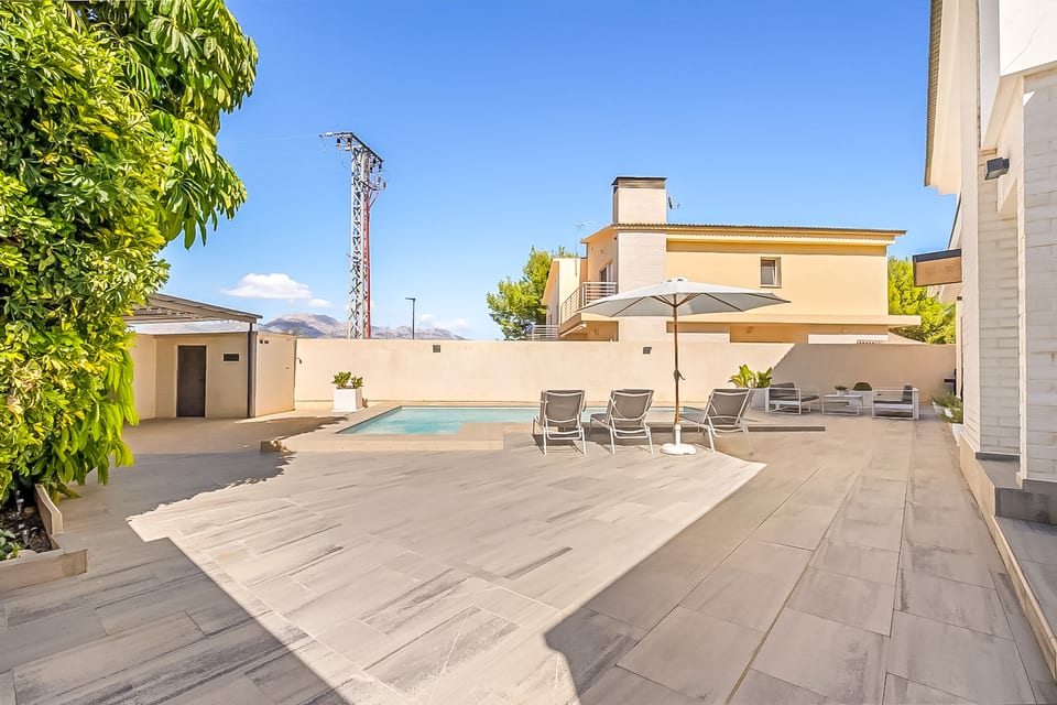 Semi-detached renovated villa within walking distance to the Norwegian School (11/15)