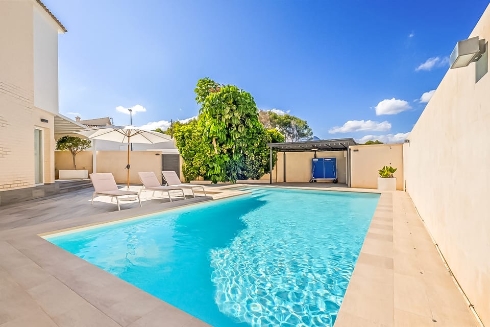 Semi-detached renovated villa within walking distance to the Norwegian School (7/15)