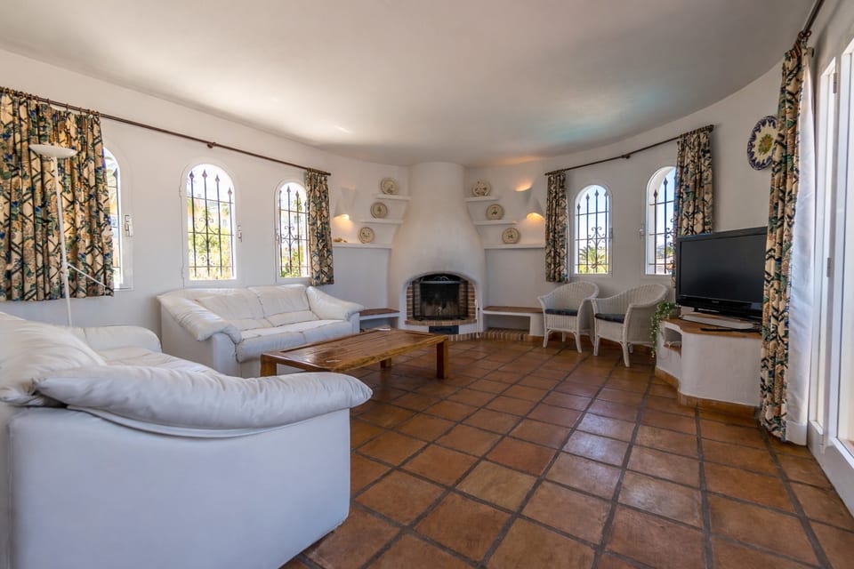 Perfect Home for Two Families – Privacy, Comfort & Prime Location (12/15)