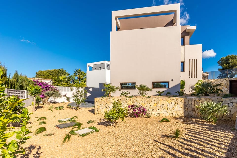 A luxury, high-end villa in a prestigious location (6/15)