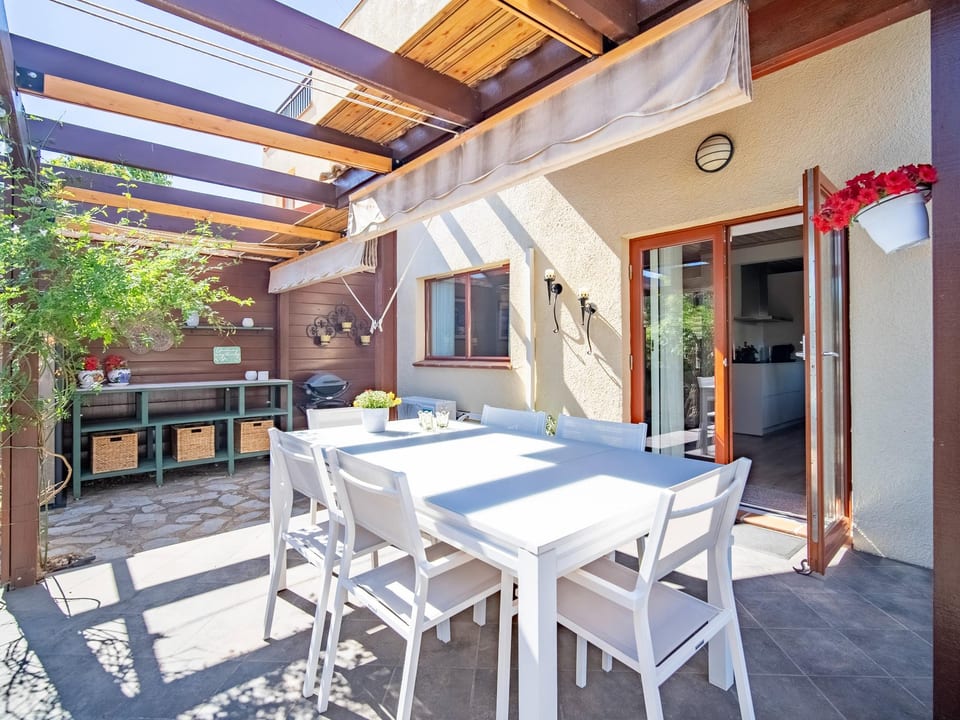 Semi-detached Home close to DnsCB (12/15)