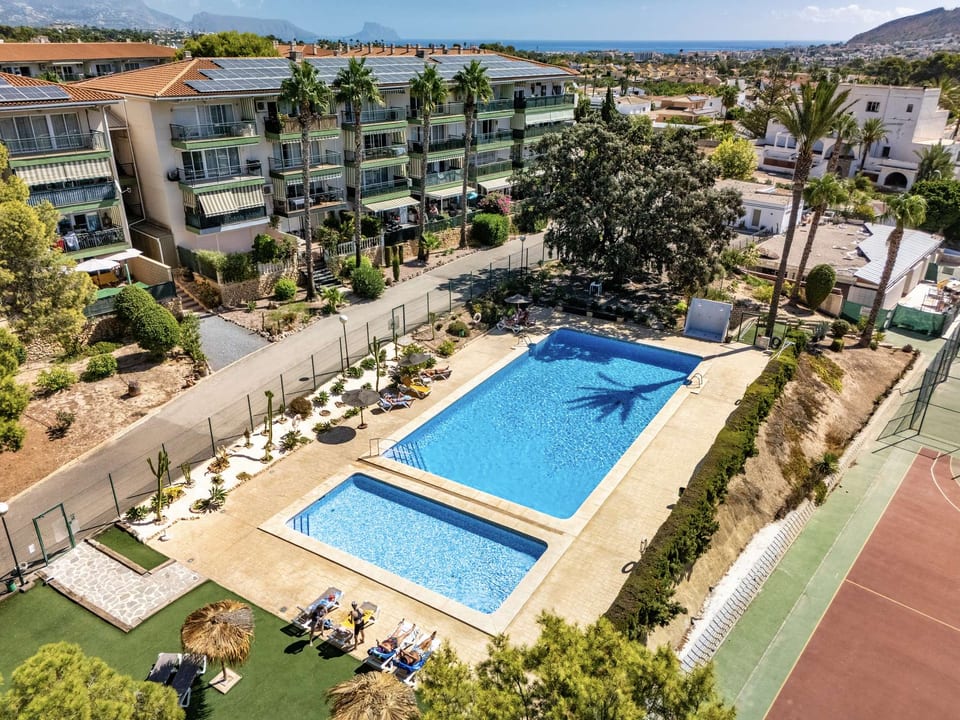 TopFloor Apartment with Communal Pool (7/15)